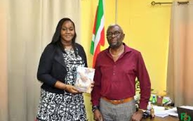 Ministerie RO heeft sleutelrol bij overhandiging boek over Apinti-drum aan granmans