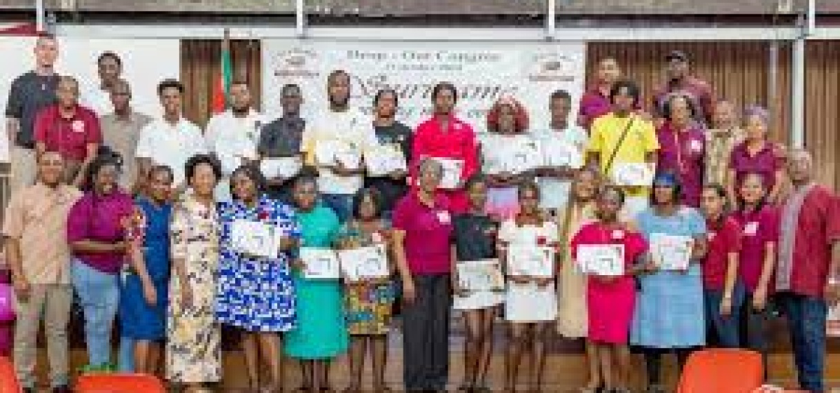 President Simons moedigt jonge ondernemers aan bij certificaatuitreiking