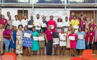 President Simons moedigt jonge ondernemers aan bij certificaatuitreiking