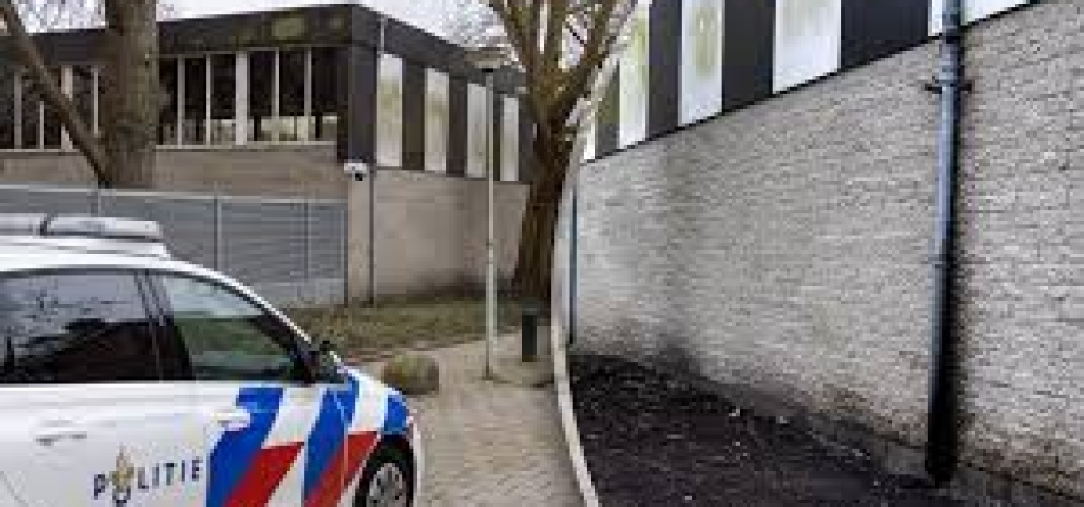 Gerichte aanval op Joodse school in Amsterdam; schade is beperkt