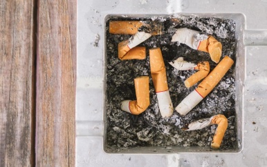 Gemeenten willen dat tabaksindustrie alle kosten voor peuken opruimt