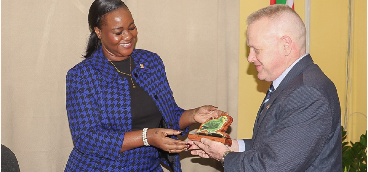 Kennismakingsbezoek Amerikaanse ambassade aan minister van RO