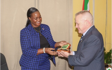 Kennismakingsbezoek Amerikaanse ambassade aan minister van RO