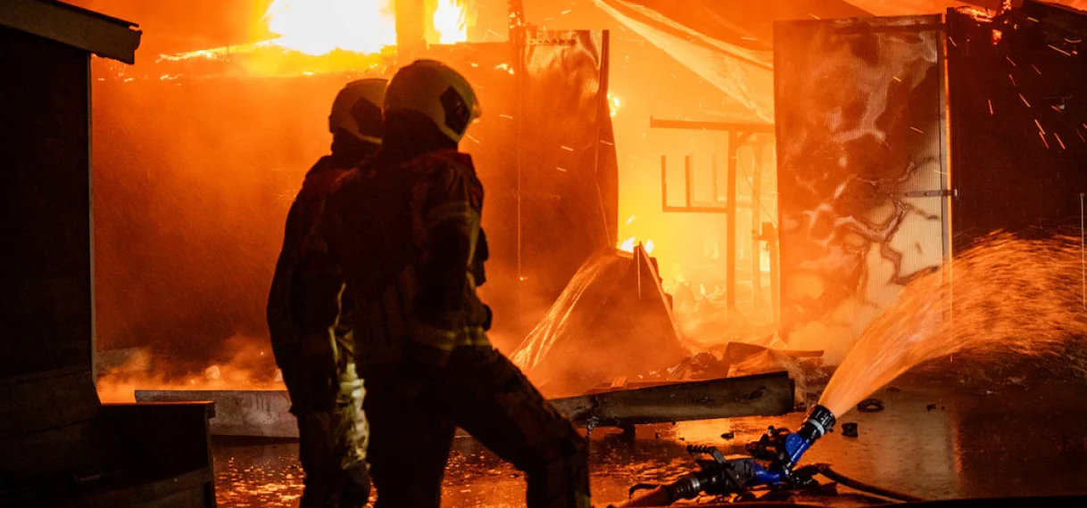 Man steekt woning in brand en drinkt verdelgingsmiddel; opgenomen in het ziekenhuis