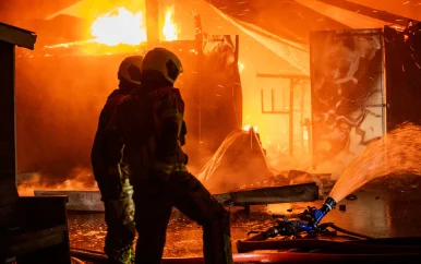 Man steekt woning in brand en drinkt verdelgingsmiddel; opgenomen in het ziekenhuis