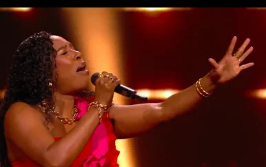 The Voice of Holland: Danitsia weet iedereen te raken met haar optreden tijdens de knock-outs