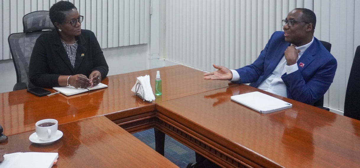 IMF-vertegenwoordiger Amo-Yartey sluit missie in Suriname af met afscheidsbezoek