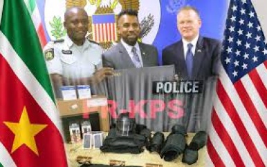 VS overhandigt goederen aan KPS, ter versterking van de veiligheidsdiensten