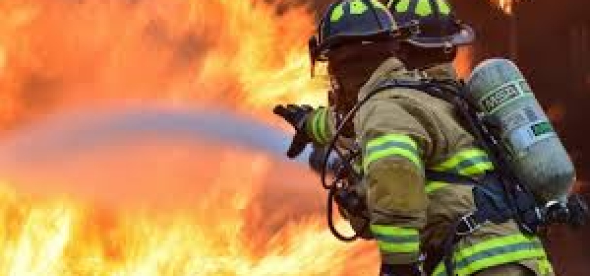 Keukenbrand verwoest houten huis; 12 bewoners dakloos