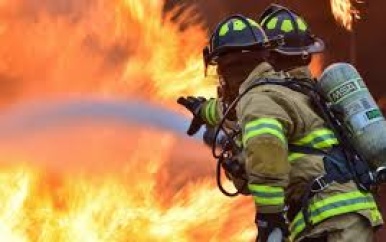 Keukenbrand verwoest houten huis; 12 bewoners dakloos