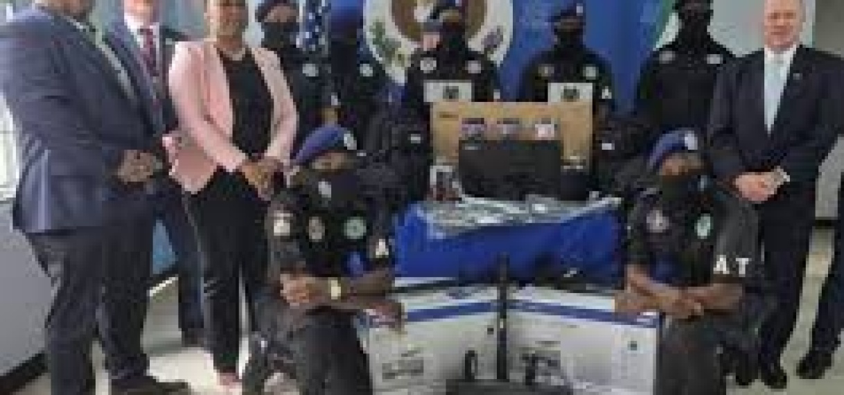 Arrestatieteam krijgt USD 60.000 aan tactische apparatuur van de VS