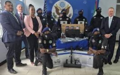 Arrestatieteam krijgt USD 60.000 aan tactische apparatuur van de VS
