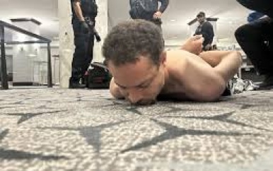 Trump geëvacueerd tijdens Correspondents’ Dinner na schietincident; verdachte gepakt