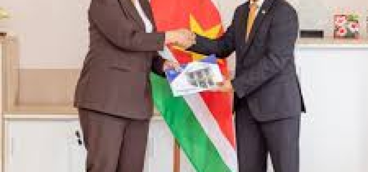 Rekenkamer overhandigt jaarverslag 2025 aan president Simons