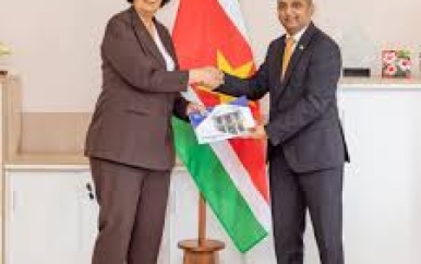 Rekenkamer overhandigt jaarverslag 2025 aan president Simons