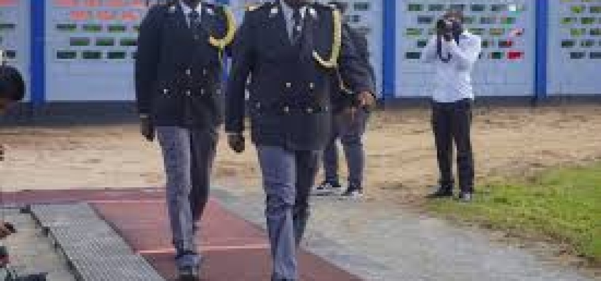 Minister van Financiën en Planning woont installatie nieuwe Korpschef bij