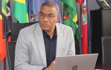 Minister Baasaron verwacht geen benzineschaarste in Suriname