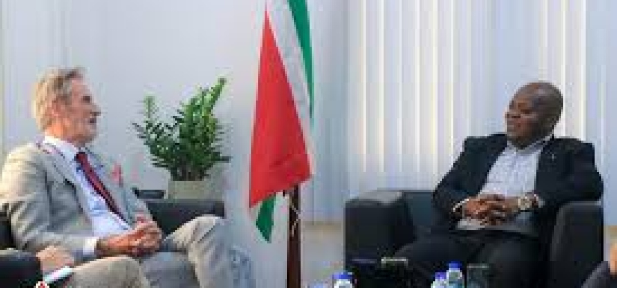 Minister Bee ontvangt Ambassadeur Walter Oostelbos