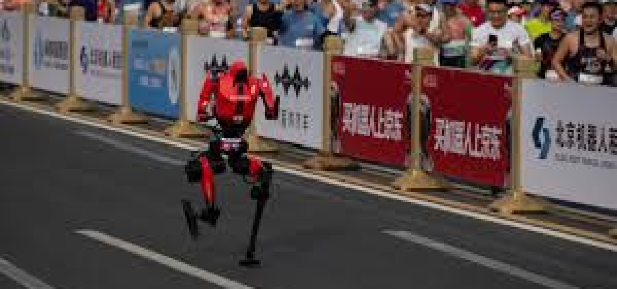 Chinese robot loopt halve marathon in Peking; sneller dan een mens ooit deed