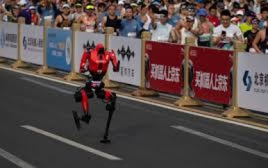 Chinese robot loopt halve marathon in Peking; sneller dan een mens ooit deed