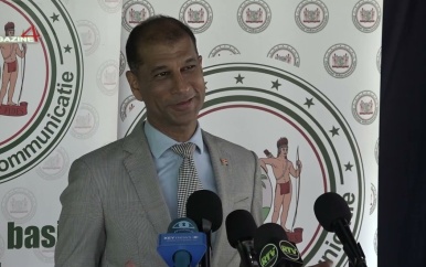 Minister Brunings waarschuwt voor mogelijke prijsstijgingen brandstof