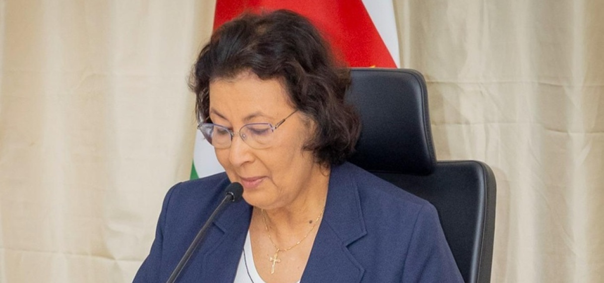 President Simons bij rouwzitting Santokhi: ‘Bezinning, maar ook doorgaan’