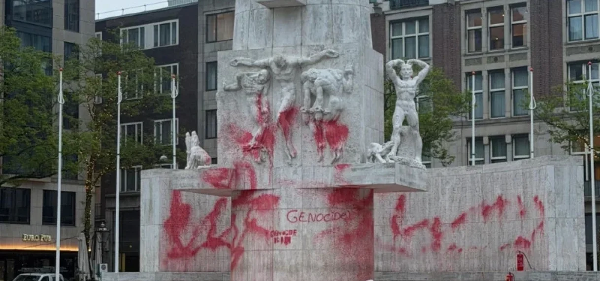 Nationaal Monument op de Dam beklad op Dodenherdenking