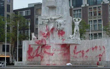 Nationaal Monument op de Dam beklad op Dodenherdenking