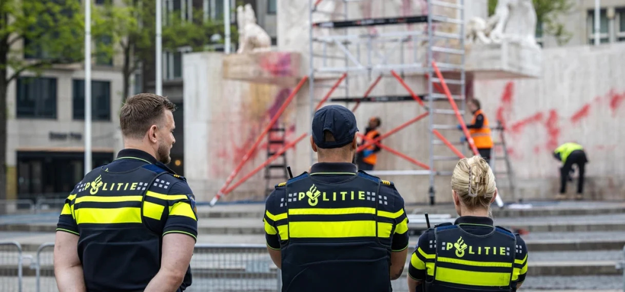 UPDATE: Politie zoekt drie verdachten na bekladding Nationaal Monument