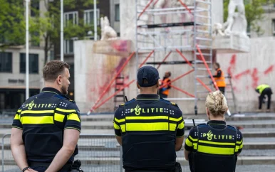 UPDATE: Politie zoekt drie verdachten na bekladding Nationaal Monument