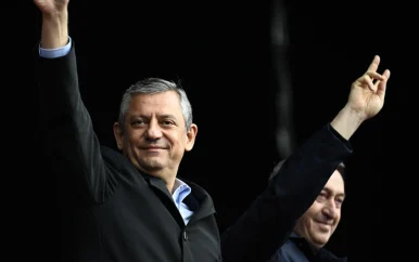 Turkse oppositieleider uit functie gezet