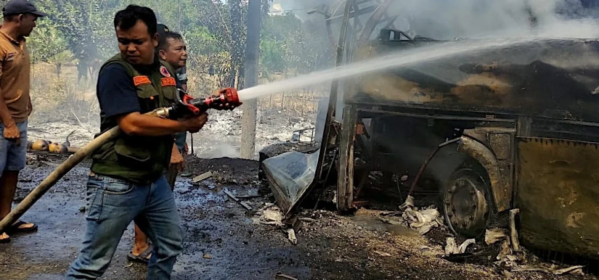 Zeker 16 doden bij botsing tussen bus en tankwagen in Indonesië