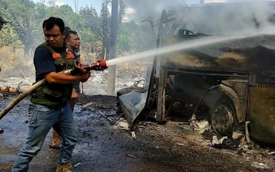 Zeker 16 doden bij botsing tussen bus en tankwagen in Indonesië