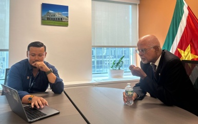 Surinaamse VN-vertegenwoordiging in gesprek met Stichting Mulokot over inheemse rechten