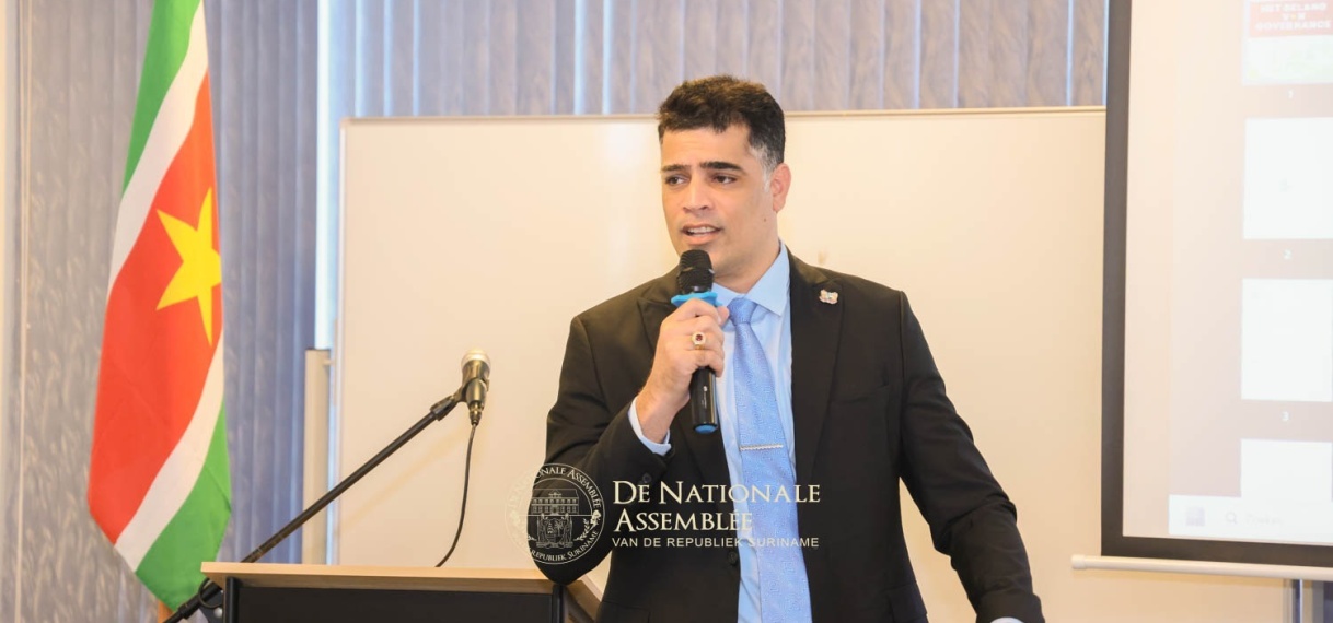 Adhin benadrukt belang van participatieve democratie bij boekpresentatie