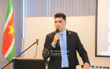 Adhin benadrukt belang van participatieve democratie bij boekpresentatie