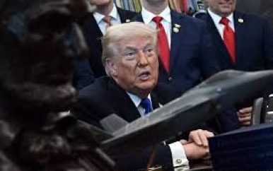 Trump kondigt hogere importheffing aan op auto’s en vrachtwagens uit EU