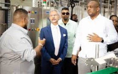 Suriname en India versterken samenwerking met overdracht fruitverwerkingsinstallatie