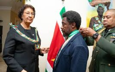 Academicus Rudi van Els onderscheiden door president Simons in Brazilië