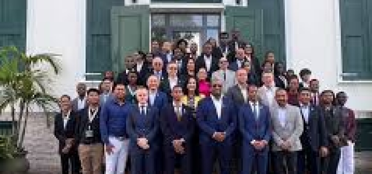 Minister Bouva moedigt jongeren aan tot leiderschap tijdens SUMUN 2026