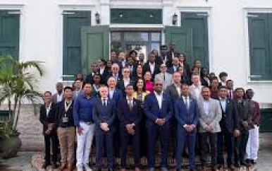 Minister Bouva moedigt jongeren aan tot leiderschap tijdens SUMUN 2026
