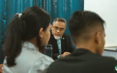 Minister Soeropawiro en DC Muller bespreken grondzaken en houttransporten over de weg