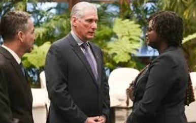 Ambassadeur Genia Lank-Corinde overhandigt geloofsbrieven aan Cubaanse president