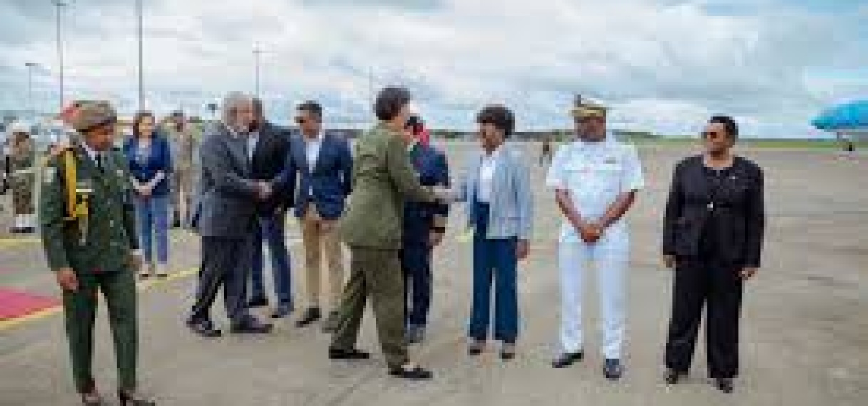 President Simons met ministersteam naar Brazilië en Dominicaanse Republiek