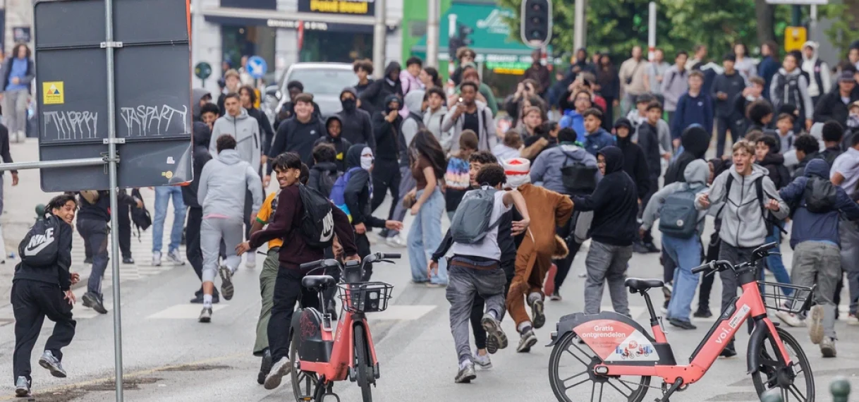 Protest tegen bezuinigingen onderwijs in Brussel loopt uit op rellen