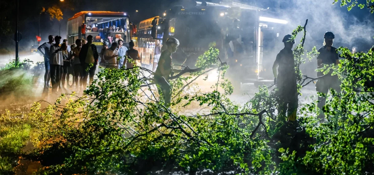 Grote schade door noodweer: NL-Alert en oproep om binnen te blijven