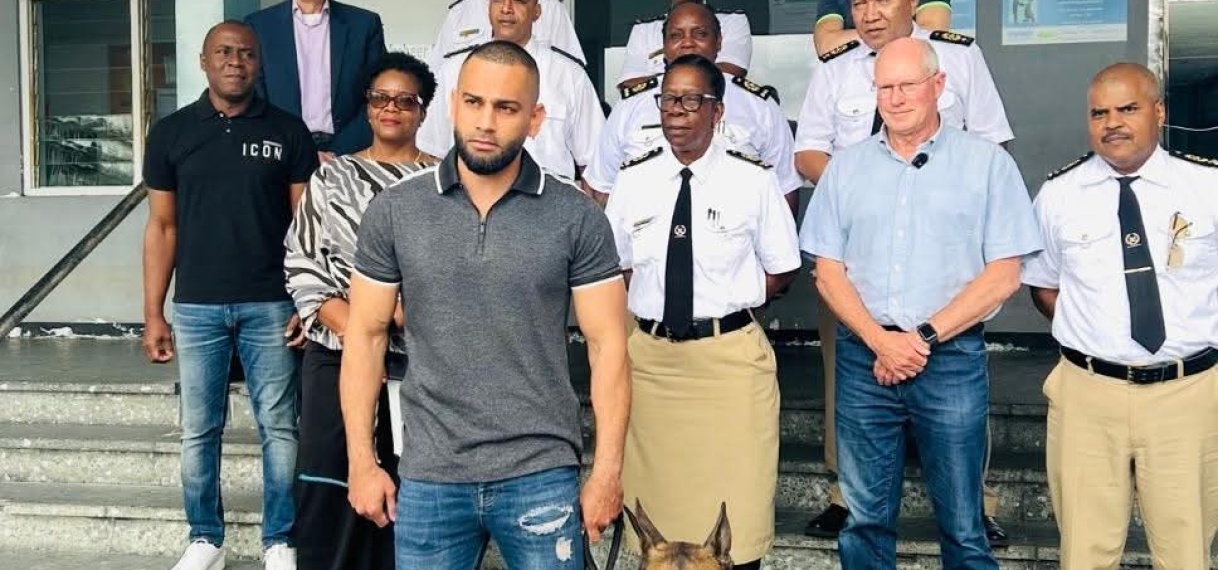 Eerste officiële drugsspeurhond overgedragen aan Douane Suriname