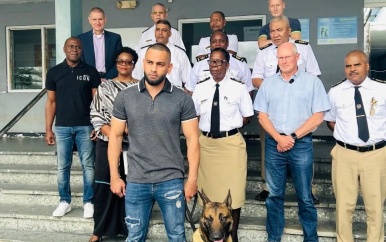 Eerste officiële drugsspeurhond overgedragen aan Douane Suriname