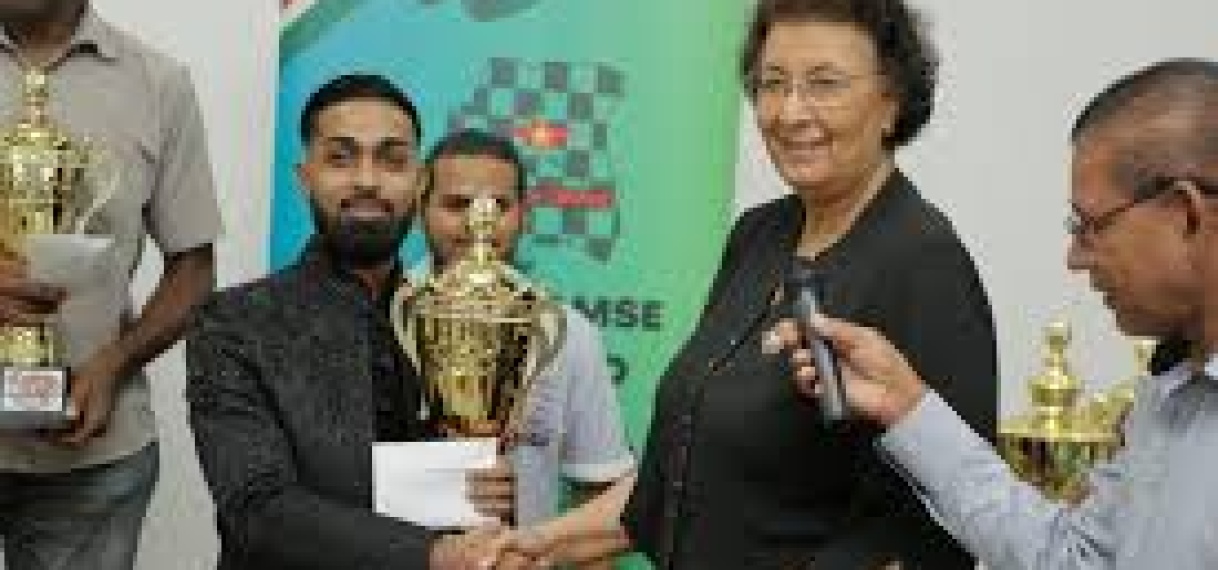 President Simons bereid damsport op scholen te helpen introduceren