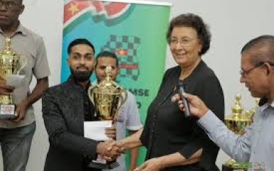 President Simons bereid damsport op scholen te helpen introduceren